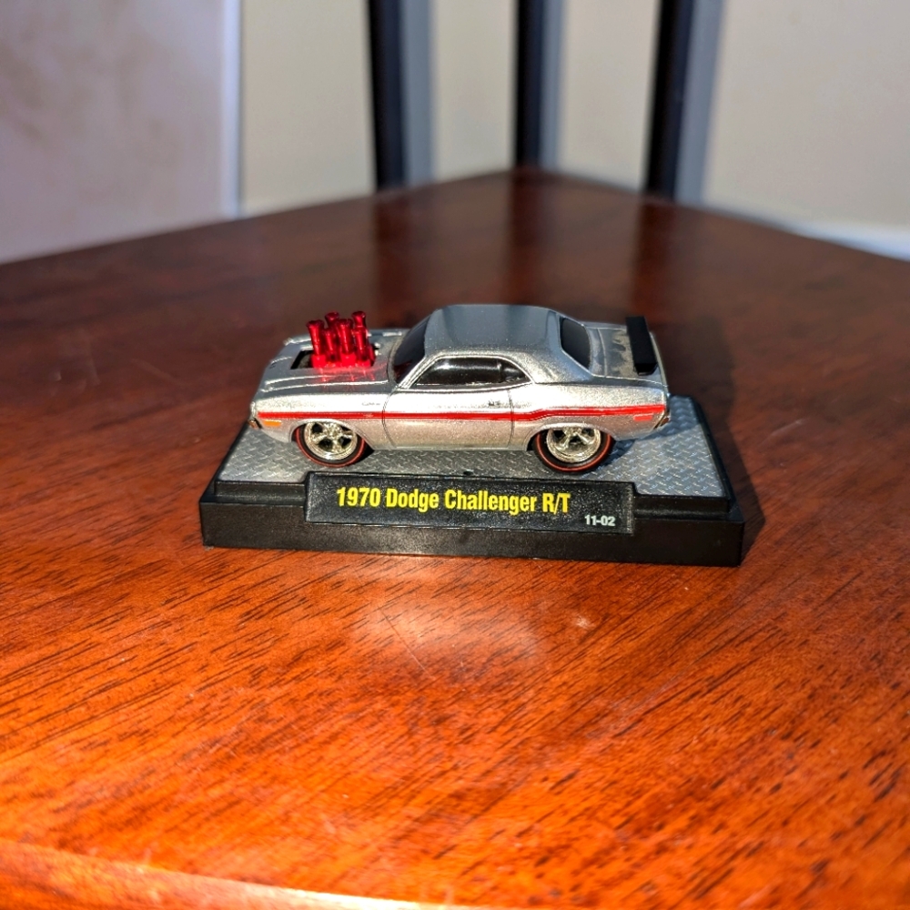2011 M2 Machines  1970 DODGE CHALLENGER R/T  Silver Detroit Cruisers Premium Ed.